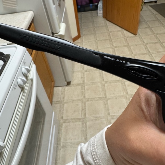 Oakley Men's Sunglasses with Black Frame and Green Lenses - Picture 5 of 9